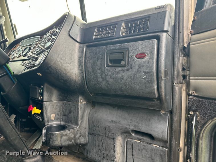 image for item EE7487 2001 Peterbilt 379 semi truck