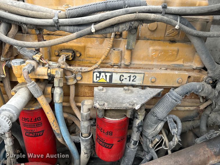 image for item EE7487 2001 Peterbilt 379 semi truck