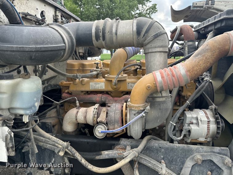 image for item EE7487 2001 Peterbilt 379 semi truck