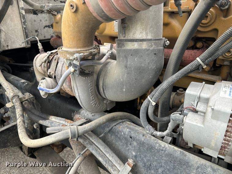 image for item EE7487 2001 Peterbilt 379 semi truck