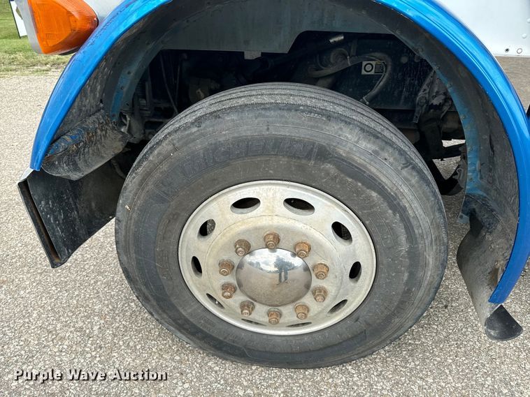 image for item EE7487 2001 Peterbilt 379 semi truck