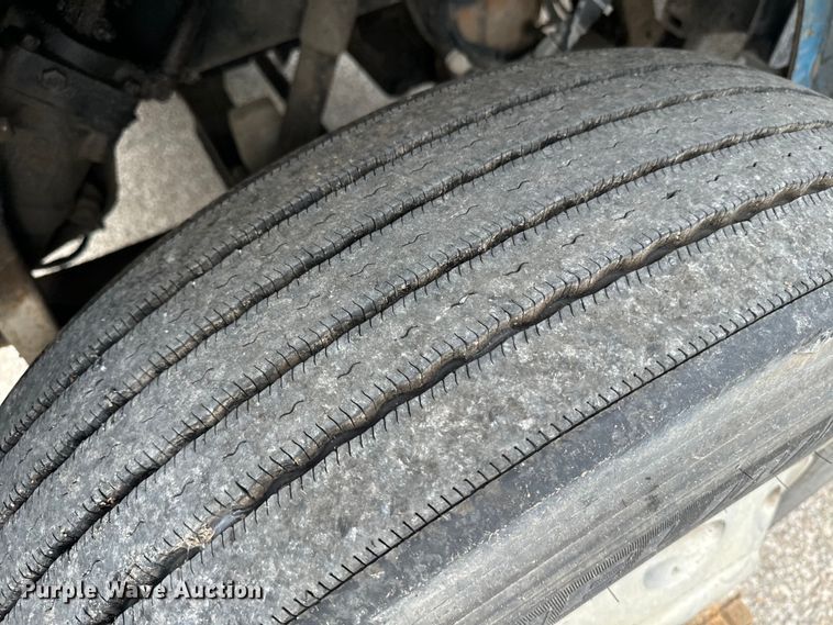 image for item EE7487 2001 Peterbilt 379 semi truck