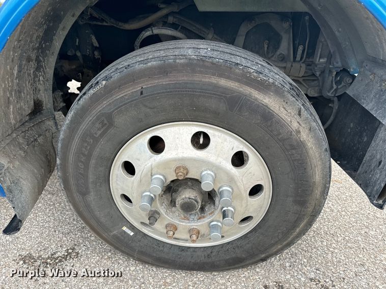 image for item EE7487 2001 Peterbilt 379 semi truck