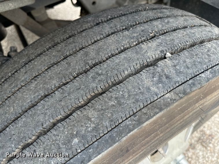 image for item EE7487 2001 Peterbilt 379 semi truck