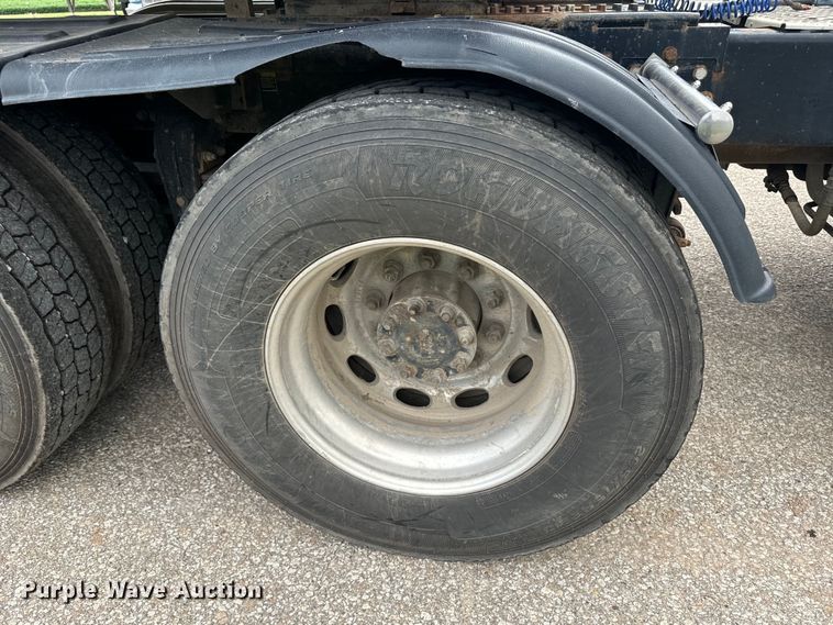 image for item EE7487 2001 Peterbilt 379 semi truck