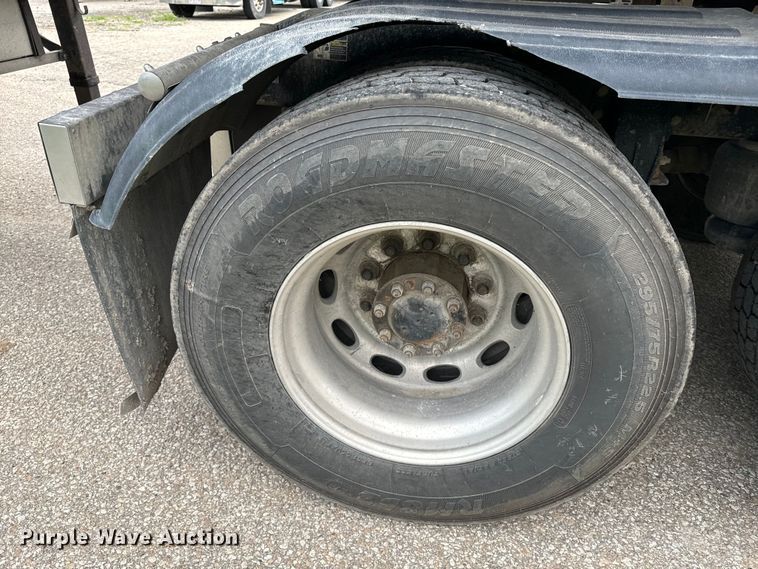 image for item EE7487 2001 Peterbilt 379 semi truck