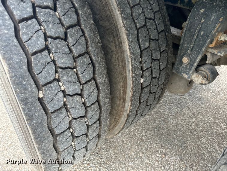 image for item EE7487 2001 Peterbilt 379 semi truck