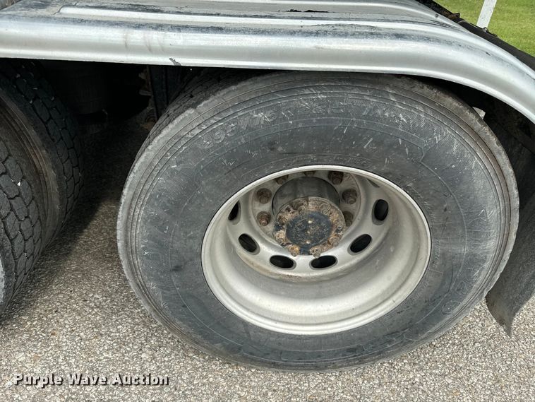 image for item EE7487 2001 Peterbilt 379 semi truck