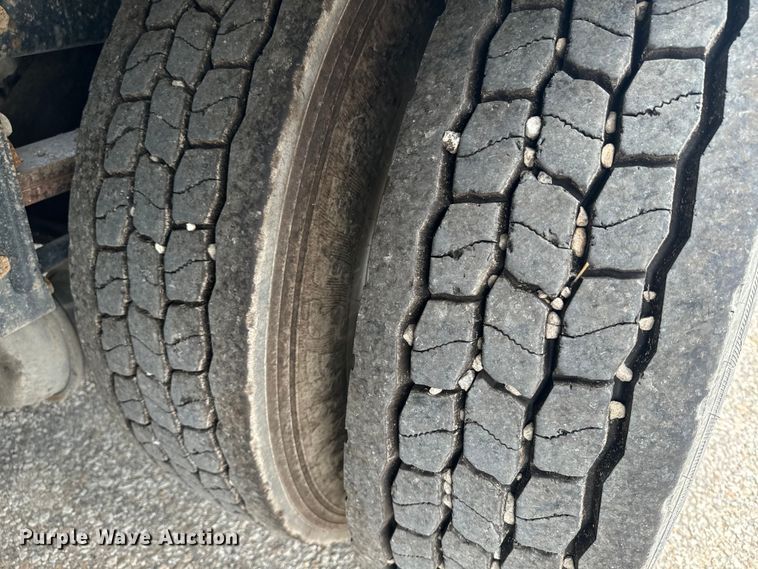 image for item EE7487 2001 Peterbilt 379 semi truck