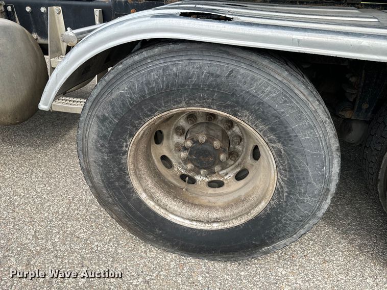 image for item EE7487 2001 Peterbilt 379 semi truck