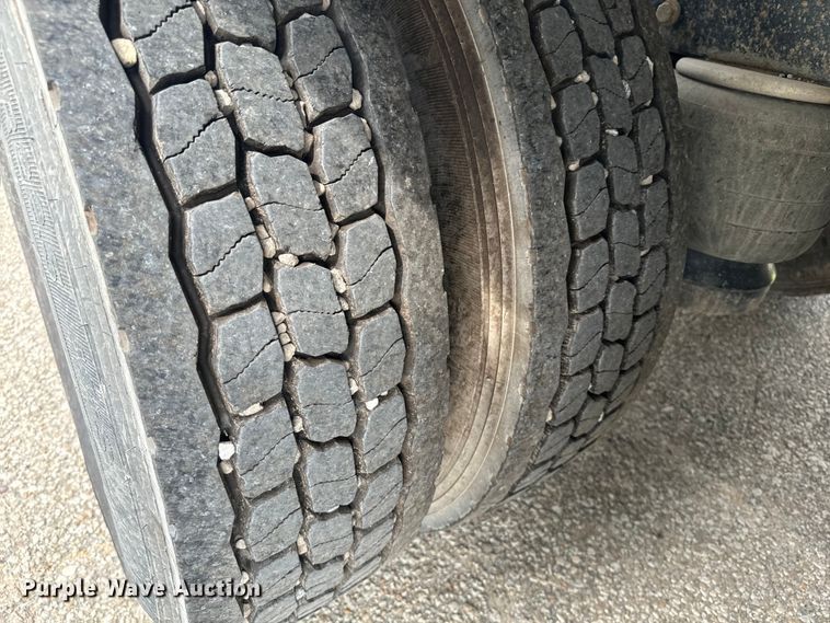 image for item EE7487 2001 Peterbilt 379 semi truck