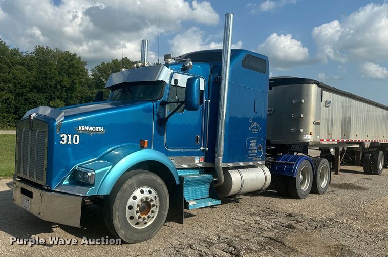 image for item EE7489 2004 Kenworth T800 semi truck