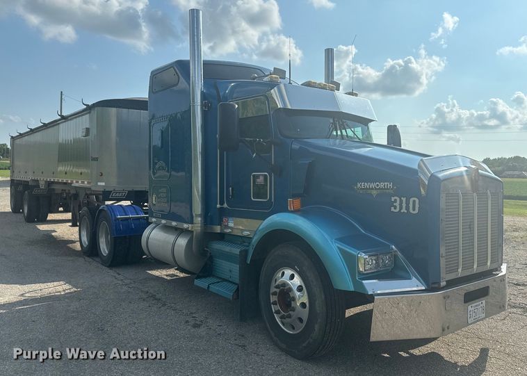 image for item EE7489 2004 Kenworth T800 semi truck