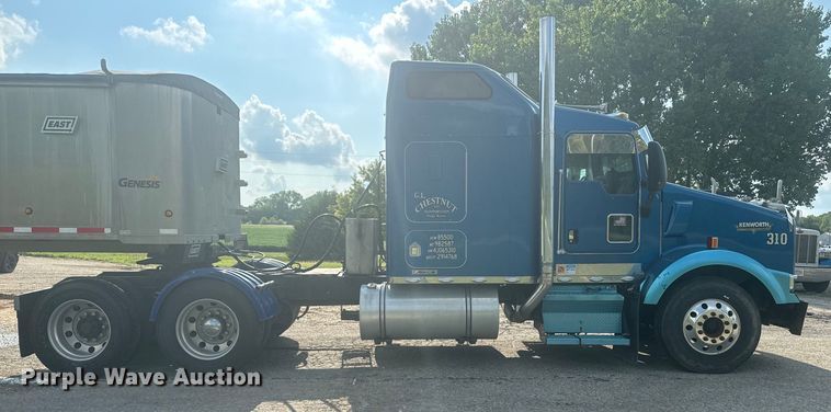 image for item EE7489 2004 Kenworth T800 semi truck