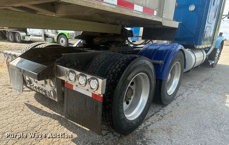 image for item EE7489 2004 Kenworth T800 semi truck