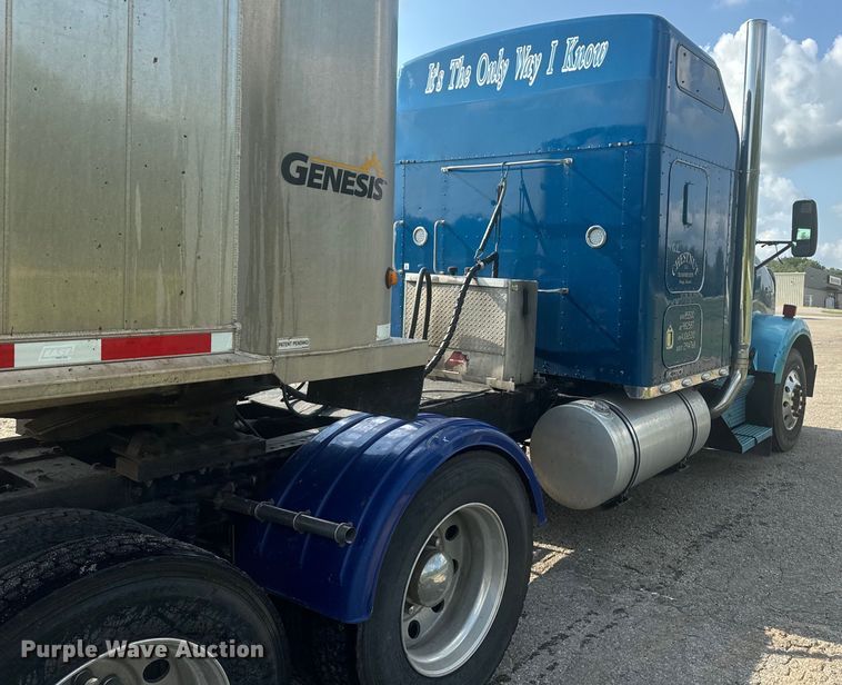 image for item EE7489 2004 Kenworth T800 semi truck