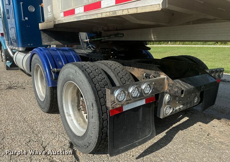 image for item EE7489 2004 Kenworth T800 semi truck