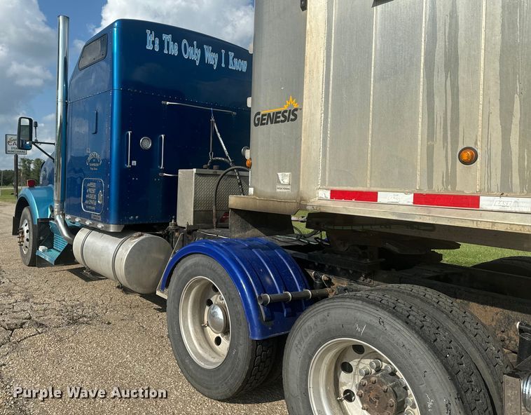 image for item EE7489 2004 Kenworth T800 semi truck