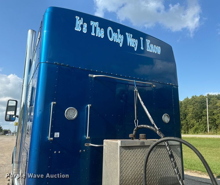 image for item EE7489 2004 Kenworth T800 semi truck