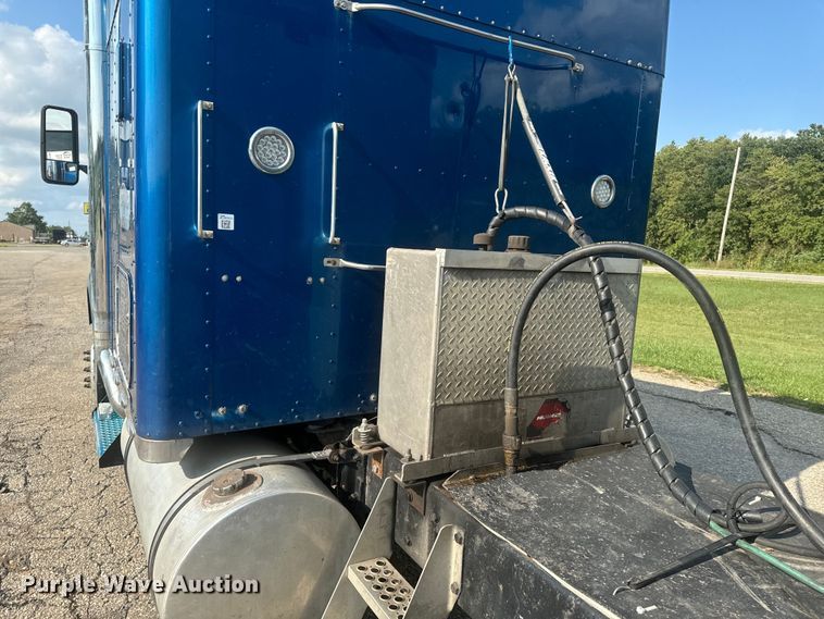 image for item EE7489 2004 Kenworth T800 semi truck