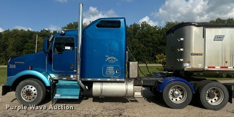 image for item EE7489 2004 Kenworth T800 semi truck