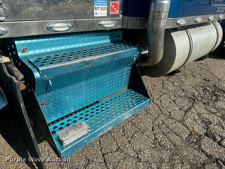 image for item EE7489 2004 Kenworth T800 semi truck