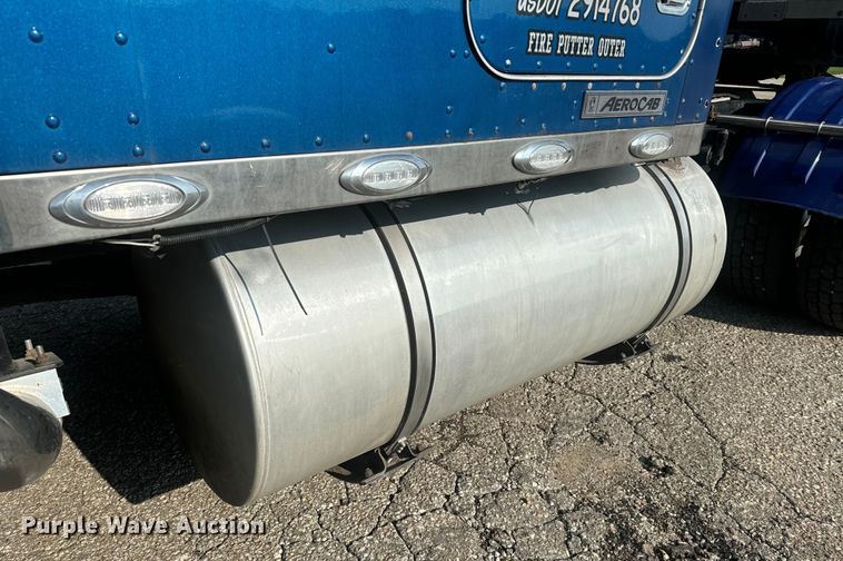 image for item EE7489 2004 Kenworth T800 semi truck