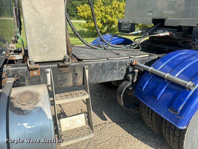 image for item EE7489 2004 Kenworth T800 semi truck