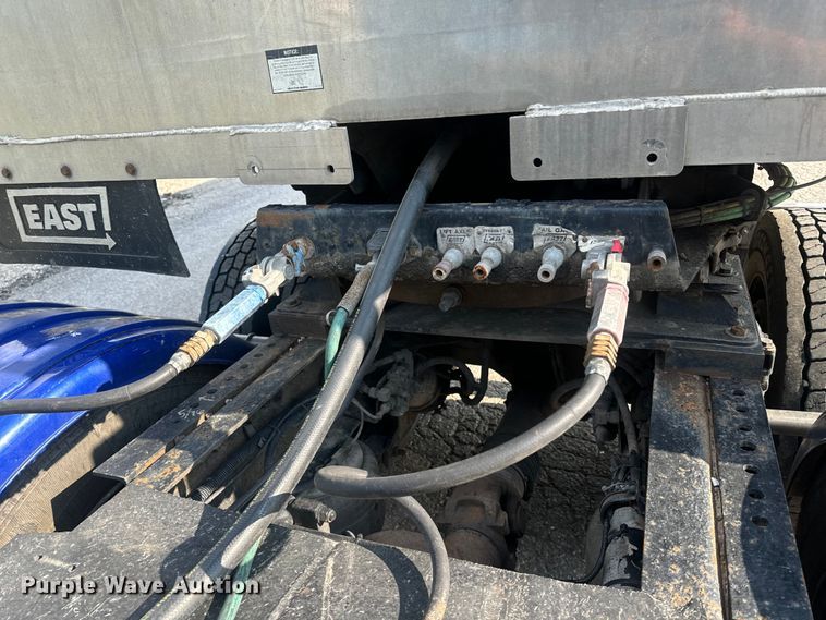 image for item EE7489 2004 Kenworth T800 semi truck