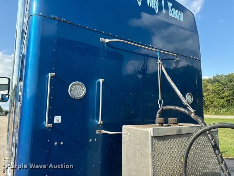 image for item EE7489 2004 Kenworth T800 semi truck