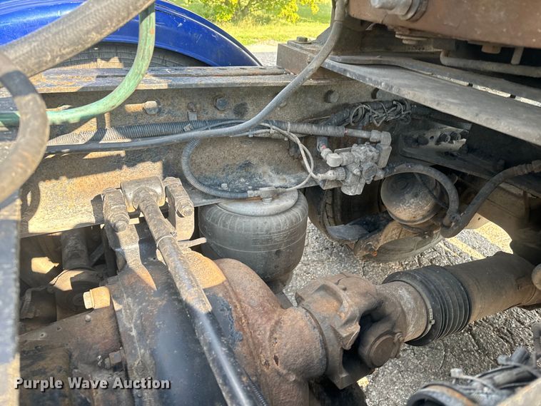 image for item EE7489 2004 Kenworth T800 semi truck