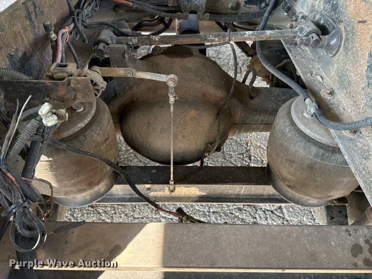 image for item EE7489 2004 Kenworth T800 semi truck