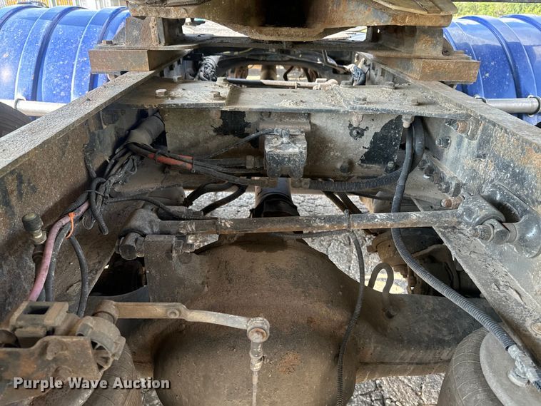 image for item EE7489 2004 Kenworth T800 semi truck