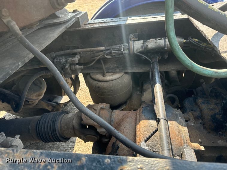 image for item EE7489 2004 Kenworth T800 semi truck