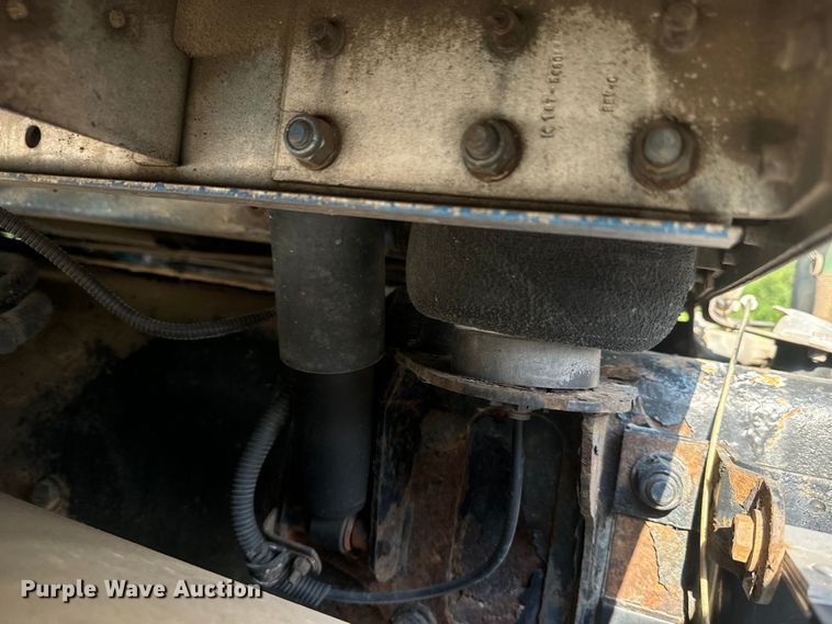 image for item EE7489 2004 Kenworth T800 semi truck