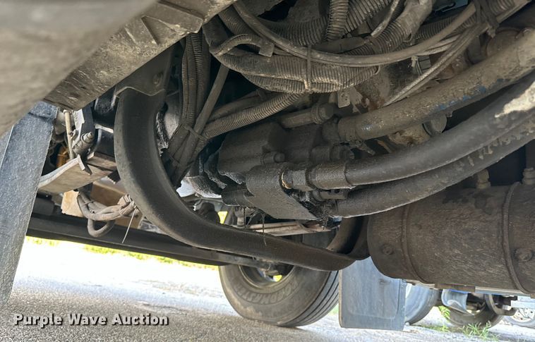 image for item EE7489 2004 Kenworth T800 semi truck