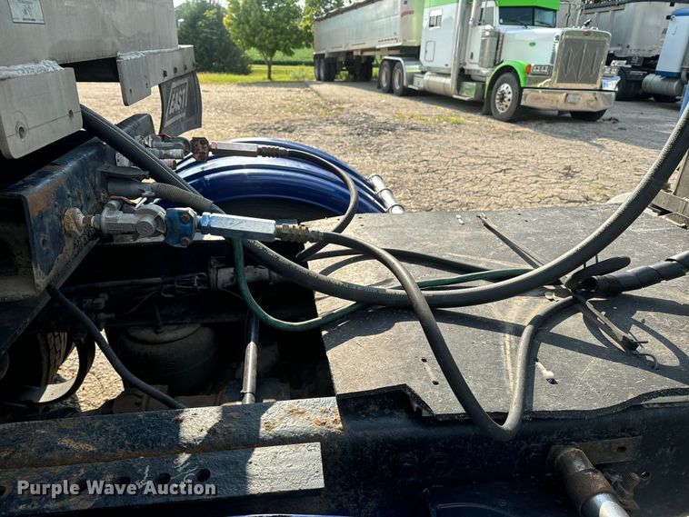 image for item EE7489 2004 Kenworth T800 semi truck