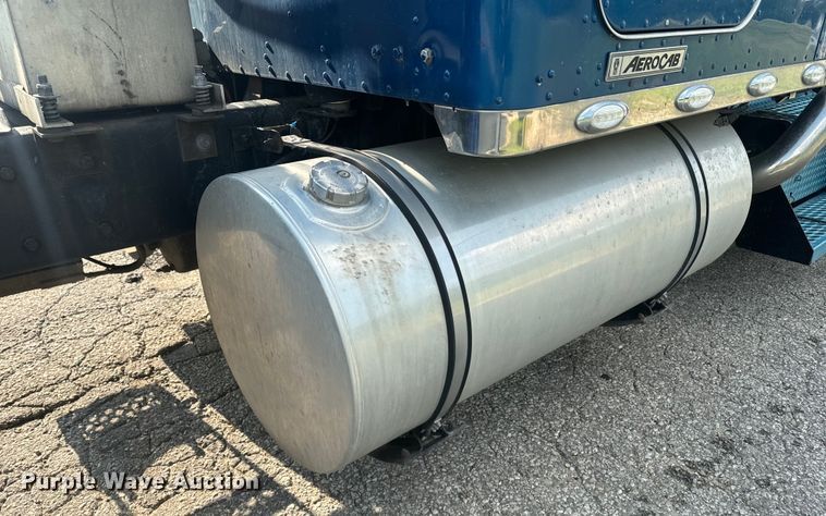 image for item EE7489 2004 Kenworth T800 semi truck