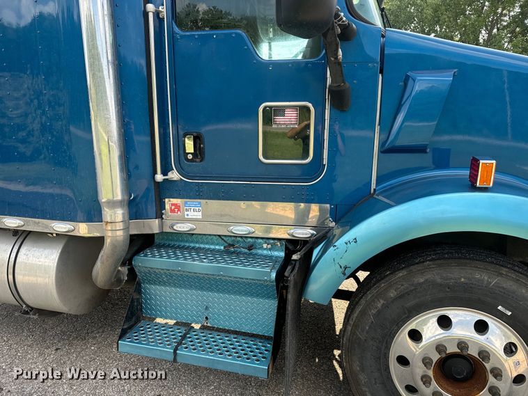image for item EE7489 2004 Kenworth T800 semi truck