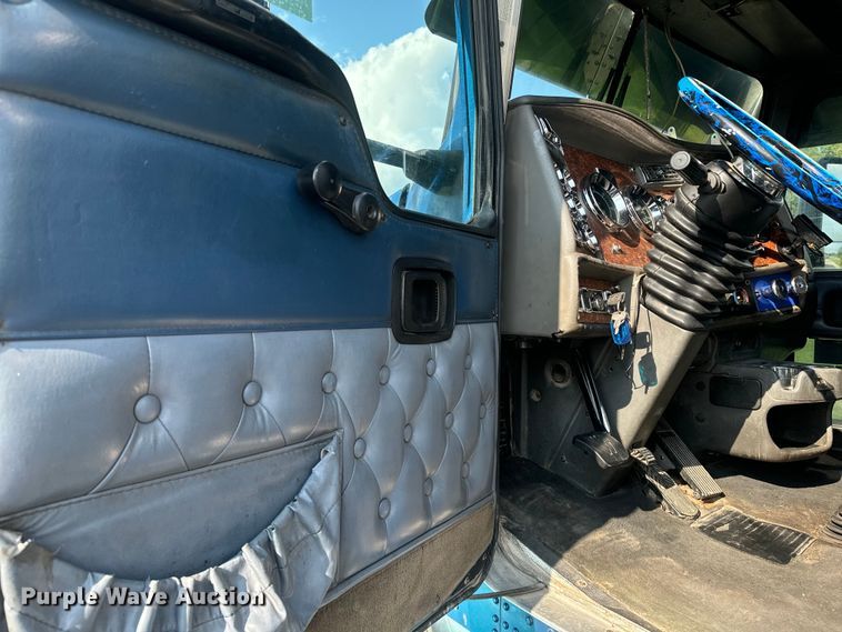 image for item EE7489 2004 Kenworth T800 semi truck