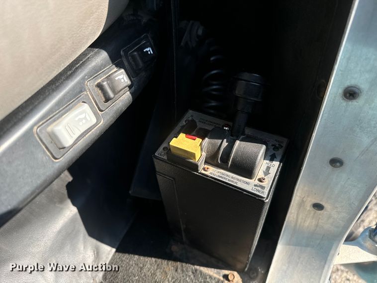 image for item EE7489 2004 Kenworth T800 semi truck