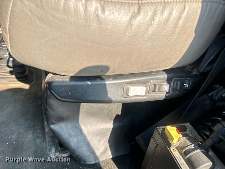 image for item EE7489 2004 Kenworth T800 semi truck