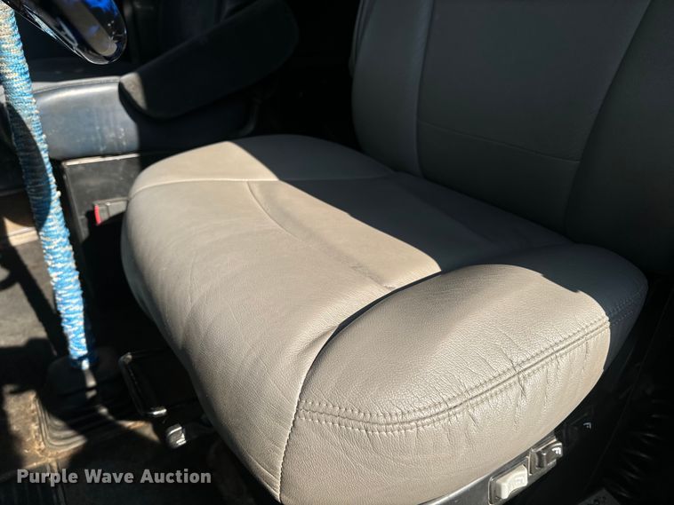 image for item EE7489 2004 Kenworth T800 semi truck