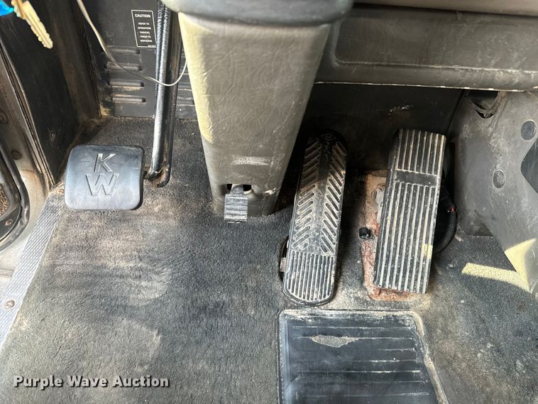 image for item EE7489 2004 Kenworth T800 semi truck