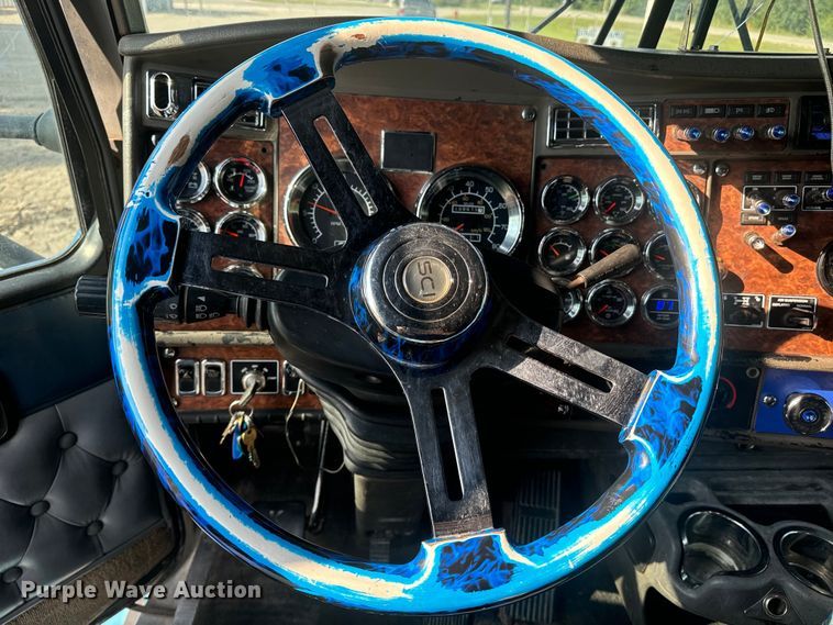 image for item EE7489 2004 Kenworth T800 semi truck