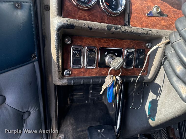 image for item EE7489 2004 Kenworth T800 semi truck