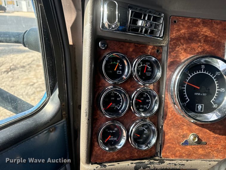 image for item EE7489 2004 Kenworth T800 semi truck