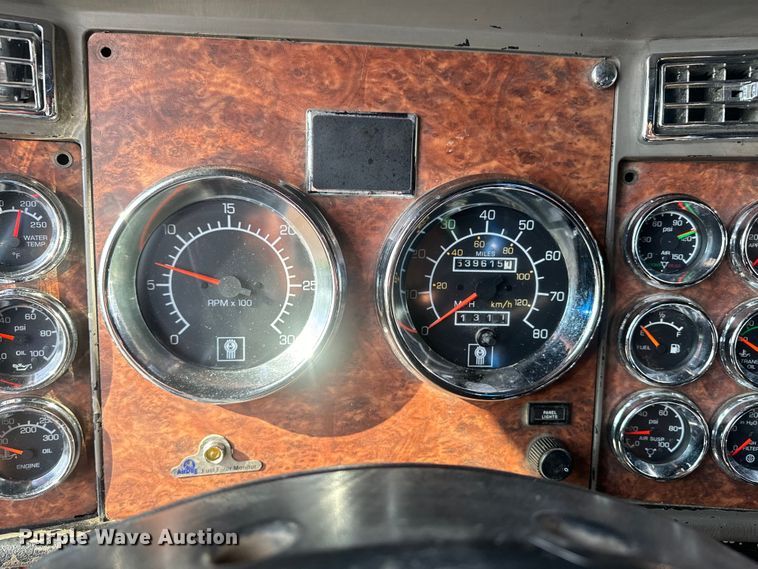 image for item EE7489 2004 Kenworth T800 semi truck