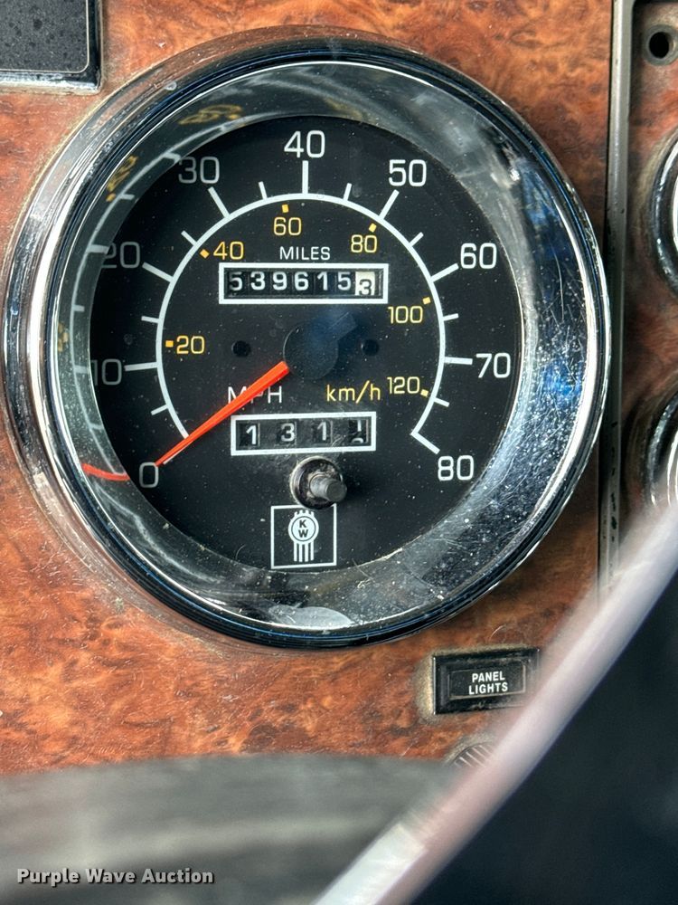 image for item EE7489 2004 Kenworth T800 semi truck