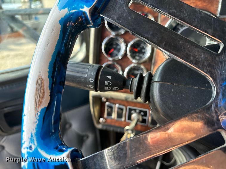 image for item EE7489 2004 Kenworth T800 semi truck